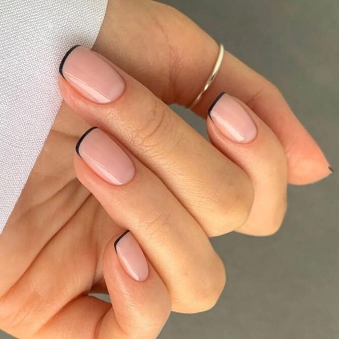 Francesinha-preta-5 Unhas Francesinhas: 20 Ideias Elegantes para Usar em Diferentes Ocasiões