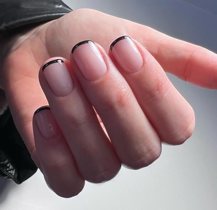 Francesinha-preta-6 Unhas Francesinhas: 20 Ideias Elegantes para Usar em Diferentes Ocasiões