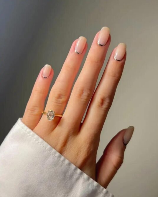 Francesinha-reversa-1 Unhas Francesinhas: 20 Ideias Elegantes para Usar em Diferentes Ocasiões