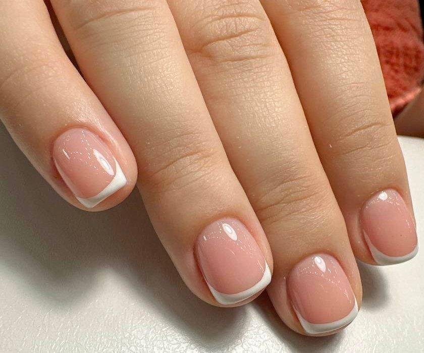 Francesinha-tradicional-em-unhas-curtas-1 Unhas Curtas: 20 Ideias Elegantes e Fáceis para se Inspirar