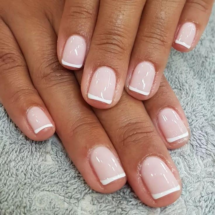 Francesinha-tradicional-em-unhas-curtas-2 Unhas Curtas: 20 Ideias Elegantes e Fáceis para se Inspirar