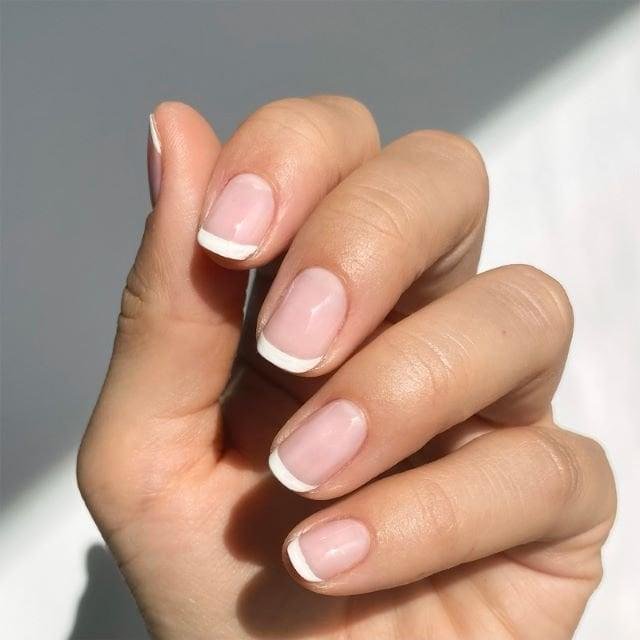 Francesinha-tradicional-em-unhas-curtas-3 Unhas Curtas: 20 Ideias Elegantes e Fáceis para se Inspirar