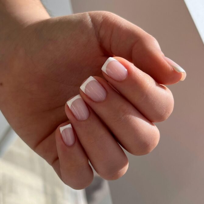 Francesinha-tradicional-em-unhas-curtas-4 Unhas Curtas: 20 Ideias Elegantes e Fáceis para se Inspirar