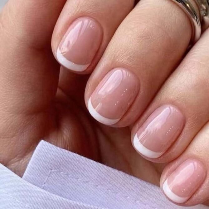 Francesinha-tradicional-em-unhas-curtas-5 Unhas Curtas: 20 Ideias Elegantes e Fáceis para se Inspirar