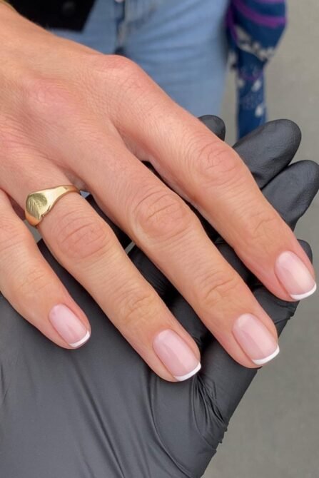 Francesinha-tradicional-em-unhas-curtas-6 Unhas Curtas: 20 Ideias Elegantes e Fáceis para se Inspirar