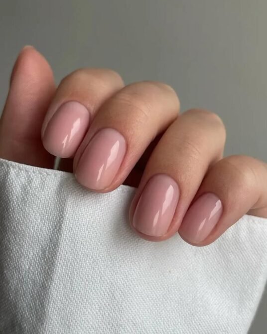 Nude-rosado-em-unhas-curtas-3 Unhas Curtas: 20 Ideias Elegantes e Fáceis para se Inspirar