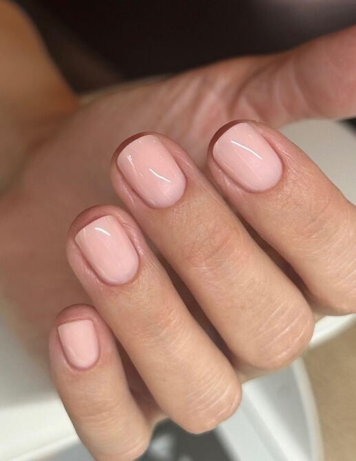 Nude-rosado-em-unhas-curtas-4 Unhas Curtas: 20 Ideias Elegantes e Fáceis para se Inspirar