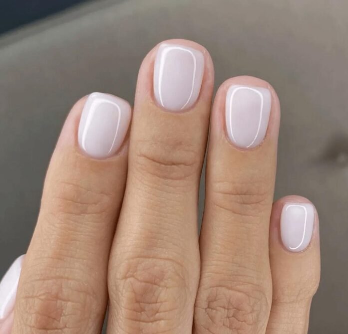 Unhas-curtas-branco-leitoso-1 Unhas Curtas: 20 Ideias Elegantes e Fáceis para se Inspirar
