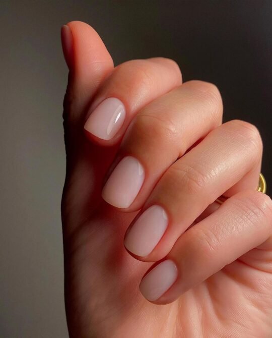Unhas-curtas-branco-leitoso-2 Unhas Curtas: 20 Ideias Elegantes e Fáceis para se Inspirar