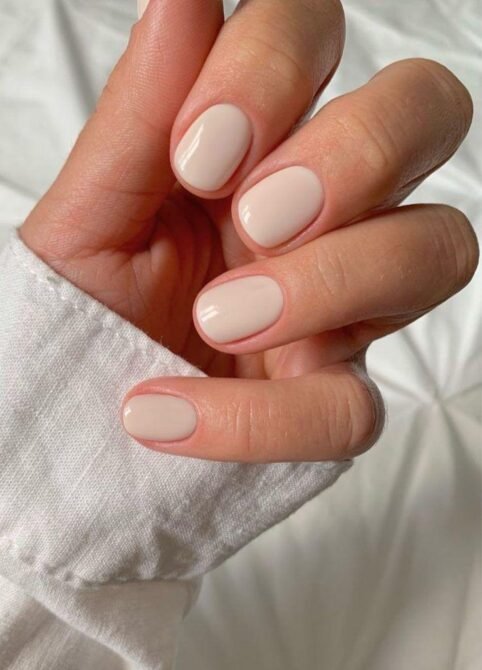 Unhas-curtas-branco-leitoso-4 Unhas Curtas: 20 Ideias Elegantes e Fáceis para se Inspirar