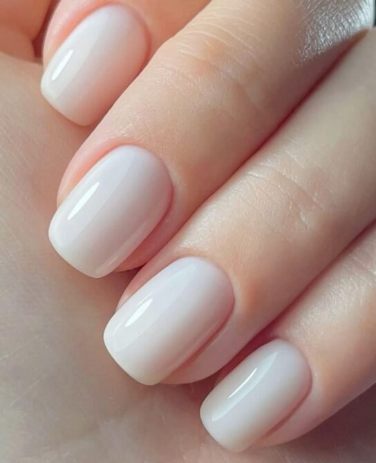 Unhas-curtas-branco-leitoso-5 Unhas Curtas: 20 Ideias Elegantes e Fáceis para se Inspirar
