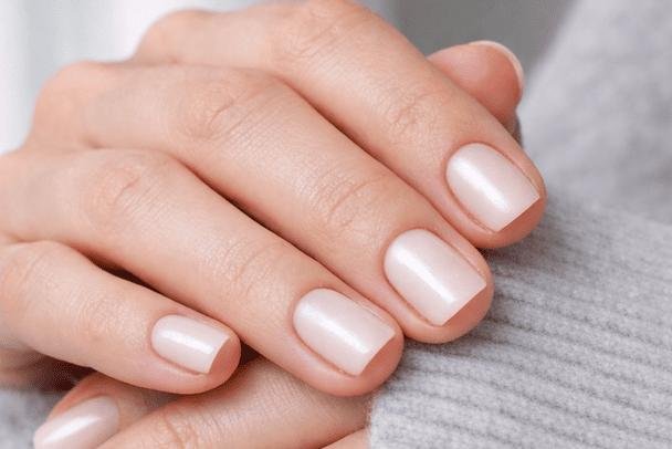 Unhas-curtas-com-acabamento-perolado-1 Unhas Curtas: 20 Ideias Elegantes e Fáceis para se Inspirar