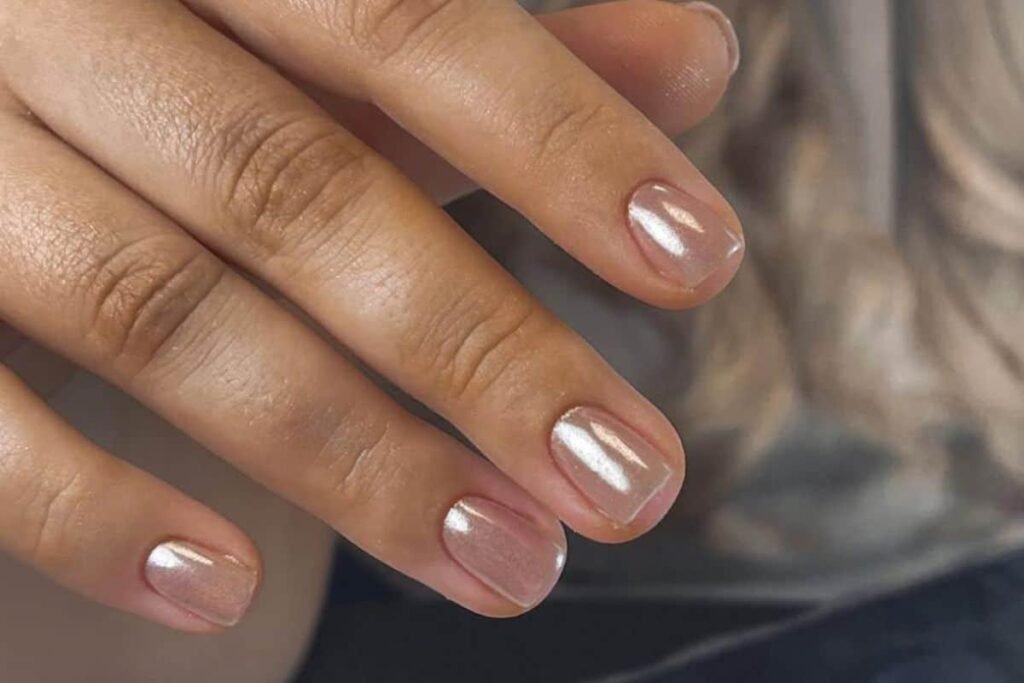 Unhas-curtas-com-acabamento-perolado-2-1024x683 Unhas Curtas: 20 Ideias Elegantes e Fáceis para se Inspirar