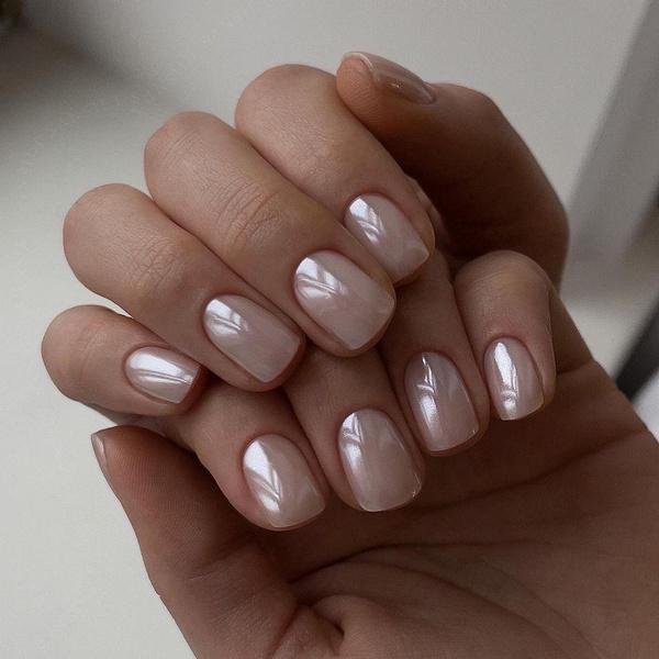 Unhas-curtas-com-acabamento-perolado-4 Unhas Curtas: 20 Ideias Elegantes e Fáceis para se Inspirar