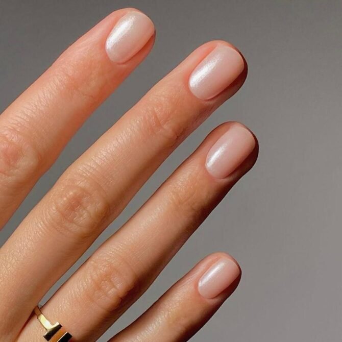 Unhas-curtas-com-acabamento-perolado-6 Unhas Curtas: 20 Ideias Elegantes e Fáceis para se Inspirar