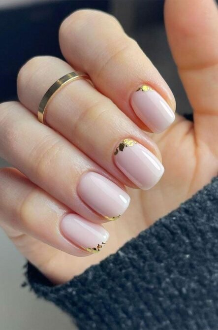 Unhas-curtas-com-detalhe-dourado-2 Unhas Curtas: 20 Ideias Elegantes e Fáceis para se Inspirar
