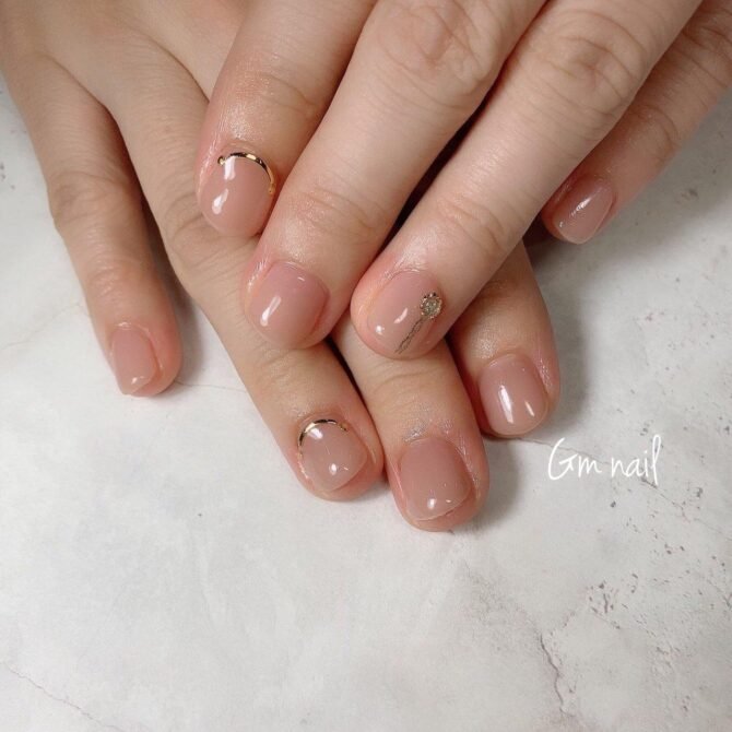 Unhas-curtas-com-detalhe-dourado-3 Unhas Curtas: 20 Ideias Elegantes e Fáceis para se Inspirar