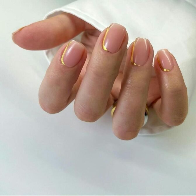 Unhas-curtas-com-detalhe-dourado-4 Unhas Curtas: 20 Ideias Elegantes e Fáceis para se Inspirar
