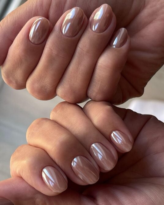 Unhas-curtas-com-efeito-cromado-5 Unhas Curtas: 20 Ideias Elegantes e Fáceis para se Inspirar