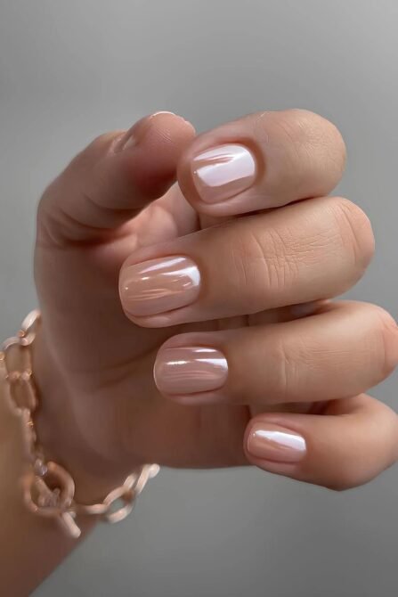 Unhas-curtas-com-efeito-cromado-6 Unhas Curtas: 20 Ideias Elegantes e Fáceis para se Inspirar