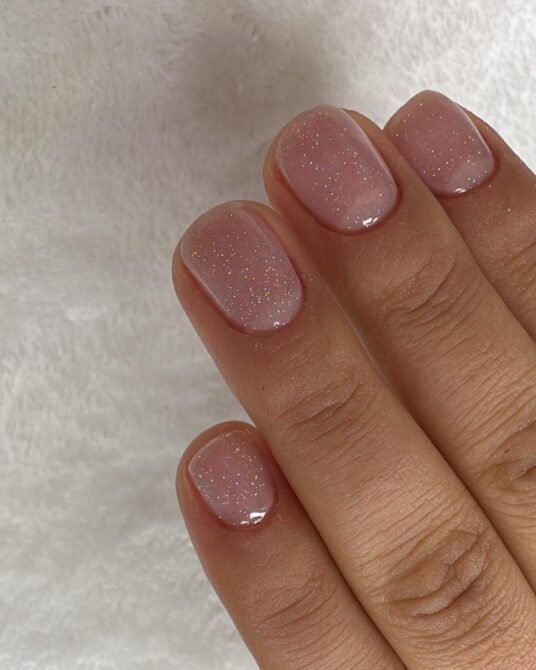 Unhas-curtas-com-glitter-delicado-1 Unhas Curtas: 20 Ideias Elegantes e Fáceis para se Inspirar
