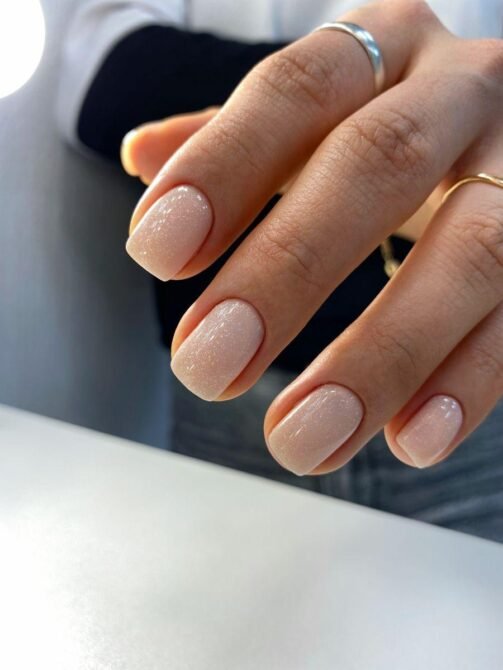 Unhas-curtas-com-glitter-delicado-2 Unhas Curtas: 20 Ideias Elegantes e Fáceis para se Inspirar
