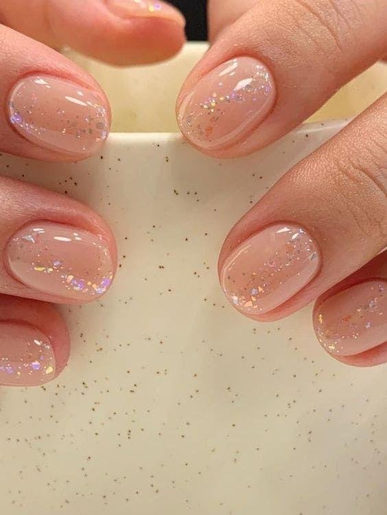Unhas-curtas-com-glitter-delicado-3 Unhas Curtas: 20 Ideias Elegantes e Fáceis para se Inspirar