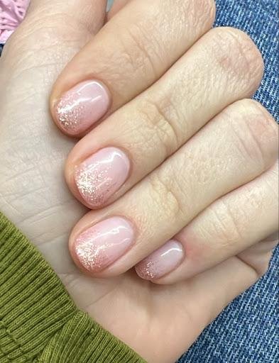 Unhas-curtas-com-glitter-delicado-4 Unhas Curtas: 20 Ideias Elegantes e Fáceis para se Inspirar