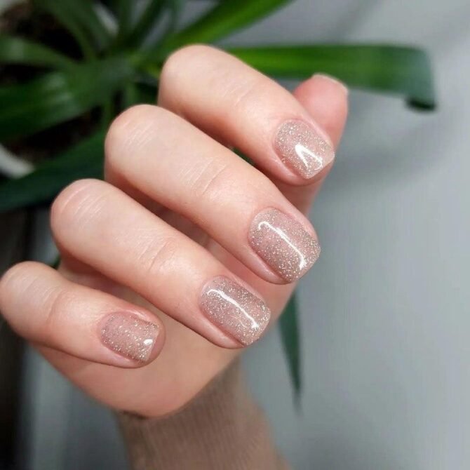 Unhas-curtas-com-glitter-delicado-5 Unhas Curtas: 20 Ideias Elegantes e Fáceis para se Inspirar