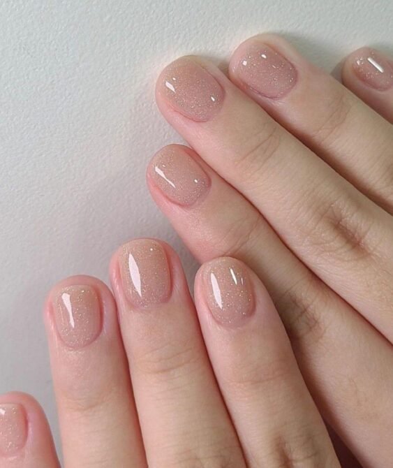 Unhas-curtas-com-glitter-delicado-6 Unhas Curtas: 20 Ideias Elegantes e Fáceis para se Inspirar
