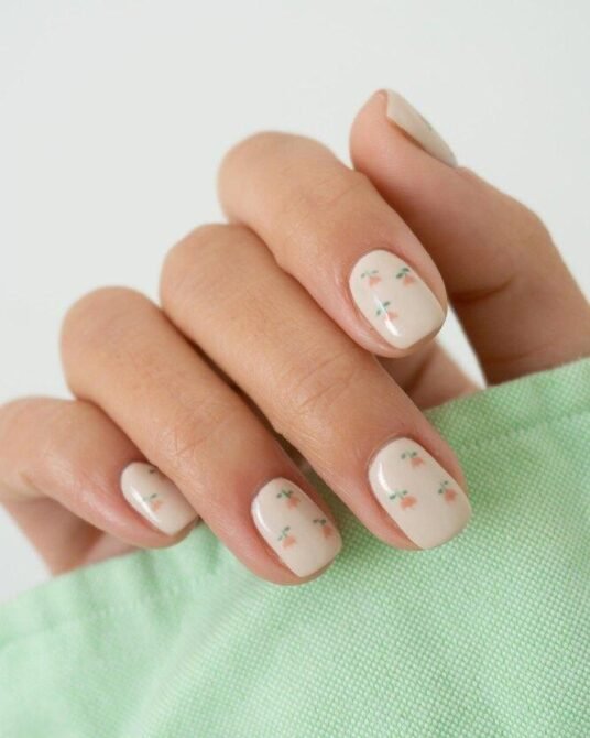 Unhas-curtas-com-nail-art-floral-5 Unhas Curtas: 20 Ideias Elegantes e Fáceis para se Inspirar