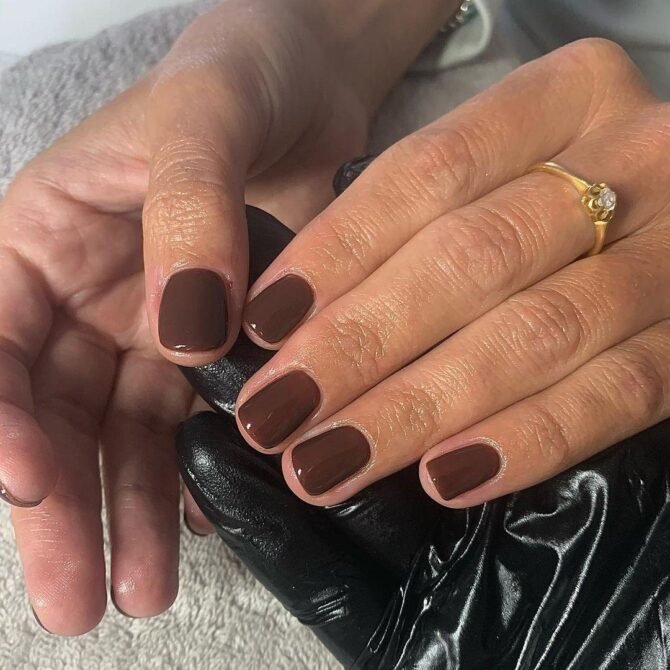 Unhas-curtas-marrons-2 Unhas Curtas: 20 Ideias Elegantes e Fáceis para se Inspirar