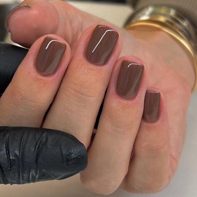 Unhas-curtas-marrons-4 Unhas Curtas: 20 Ideias Elegantes e Fáceis para se Inspirar