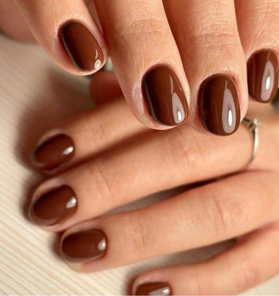 Unhas-curtas-marrons-5 Unhas Curtas: 20 Ideias Elegantes e Fáceis para se Inspirar
