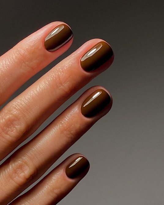 Unhas-curtas-marrons-6 Unhas Curtas: 20 Ideias Elegantes e Fáceis para se Inspirar