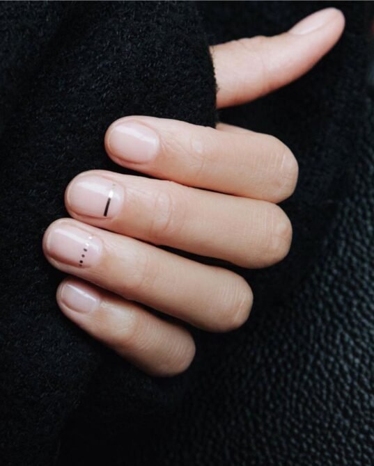 Unhas-curtas-minimalistas-4 Unhas Curtas: 20 Ideias Elegantes e Fáceis para se Inspirar