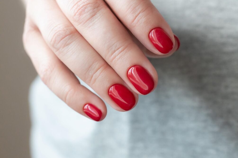 Unhas-curtas-vermelhas-2 Unhas Curtas: 20 Ideias Elegantes e Fáceis para se Inspirar