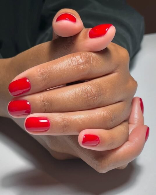 Unhas-curtas-vermelhas-3 Unhas Curtas: 20 Ideias Elegantes e Fáceis para se Inspirar