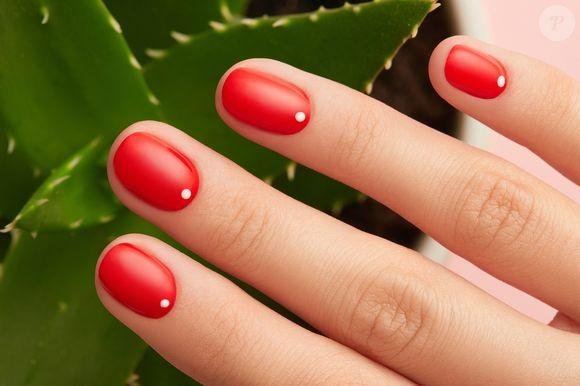 Unhas-curtas-vermelhas-com-detalhe-minimalista-1 Unhas Curtas: 20 Ideias Elegantes e Fáceis para se Inspirar