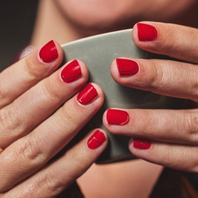 Unhas-curtas-vermelhas-com-detalhe-minimalista-3 Unhas Curtas: 20 Ideias Elegantes e Fáceis para se Inspirar