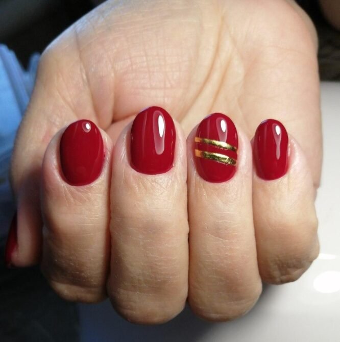 Unhas-curtas-vermelhas-com-detalhe-minimalista-4 Unhas Curtas: 20 Ideias Elegantes e Fáceis para se Inspirar