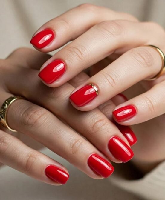 Unhas-curtas-vermelhas-com-detalhe-minimalista-5 Unhas Curtas: 20 Ideias Elegantes e Fáceis para se Inspirar