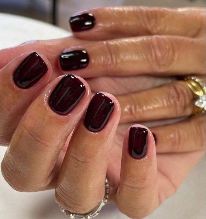 Unhas-curtas-vinho-1 Unhas Curtas: 20 Ideias Elegantes e Fáceis para se Inspirar