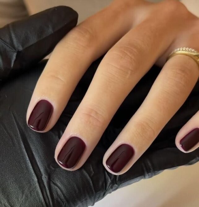 Unhas-curtas-vinho-2 Unhas Curtas: 20 Ideias Elegantes e Fáceis para se Inspirar
