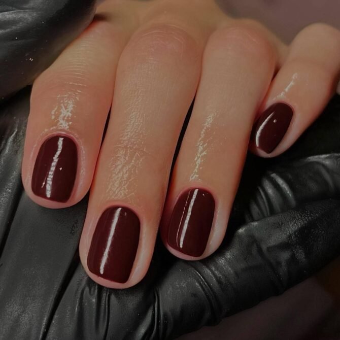 Unhas-curtas-vinho-6 Unhas Curtas: 20 Ideias Elegantes e Fáceis para se Inspirar